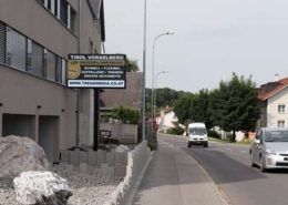 Strategisch platzierte LED-Werbetafel direkt an der Staatsstraße 13 in Sennwald. Die hochmoderne digitale Werbefläche präsentiert bewegte Inhalte mit maximaler Sichtbarkeit für den vorbeifahrenden Verkehr. Ideal für auffällige, flexible und trendige Werbebotschaften mit großer Reichweite.